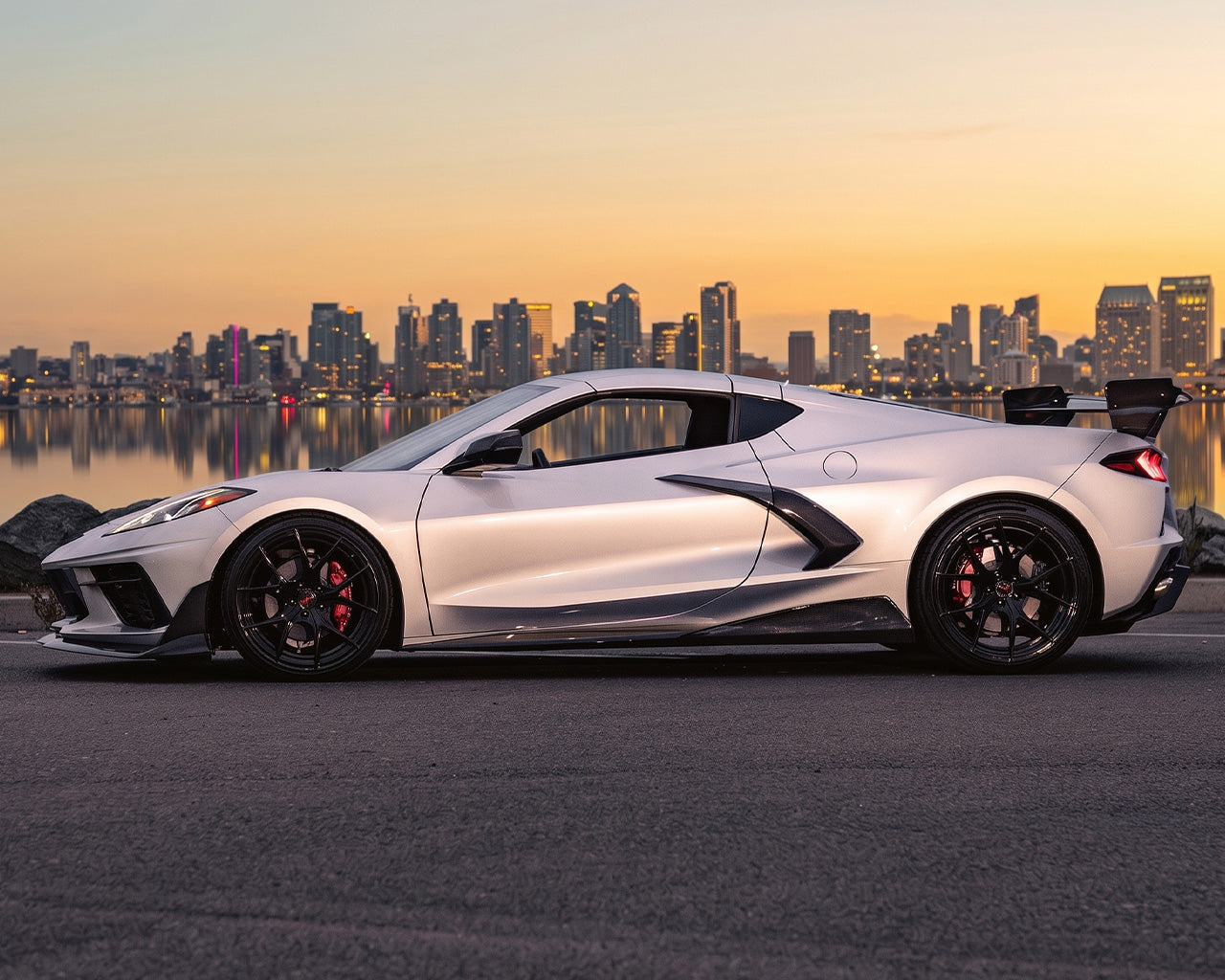 Side profile stance of silver C8 Corvette coupe equipped with extended 5VM carbon side skirts