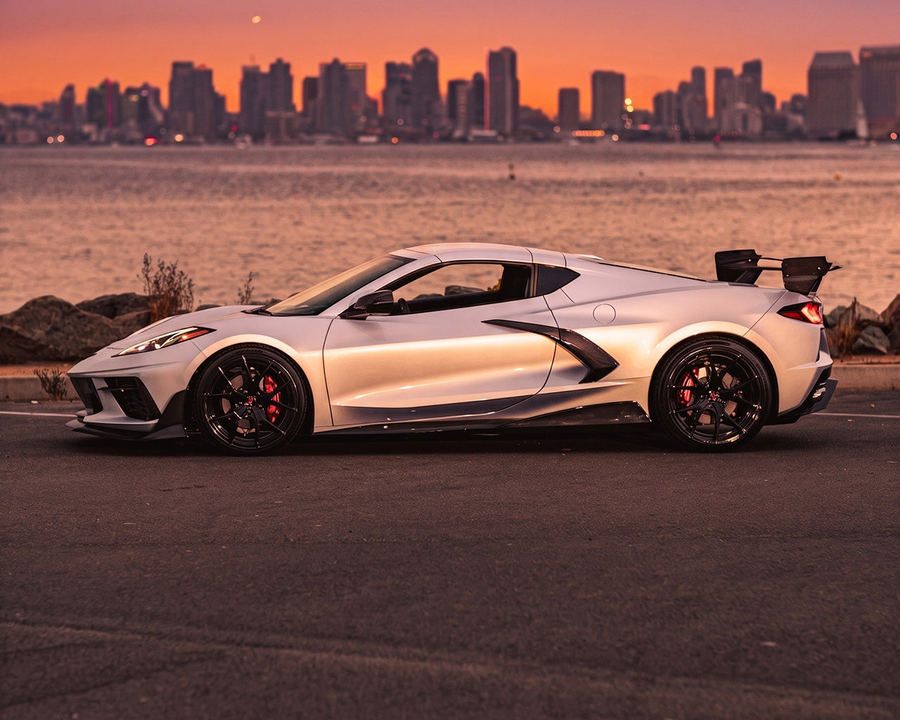 Side profile stance of silver C8 Corvette showing Race Edition high downforce carbon rear wing